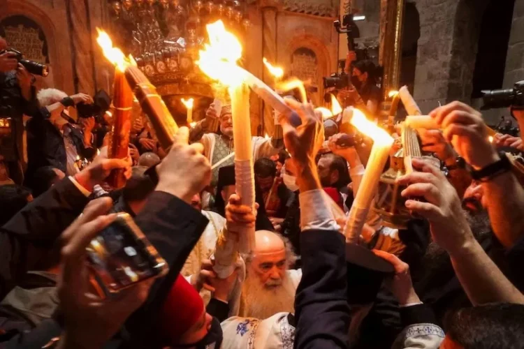 النور المقدس ينبثق الآن في كنسية القيامة بالقدس